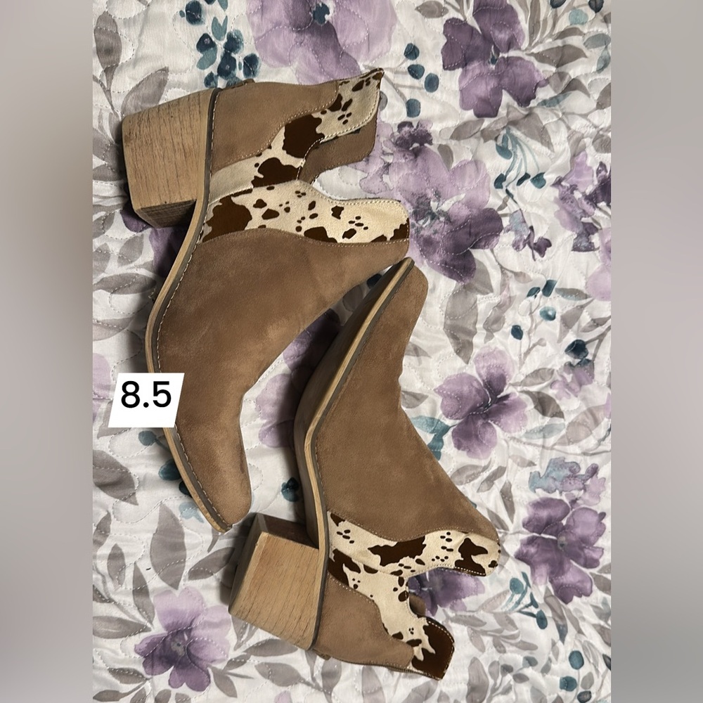Ladies 8.5/9 cow print booties